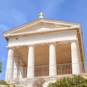 Saint-Étienne Chapel – Frioul Islands, Marseille, France. Explore Saint-Étienne Chapel on the Frioul Islands, accessible by boat from Marseille – Visit included with the Marseille Pass.